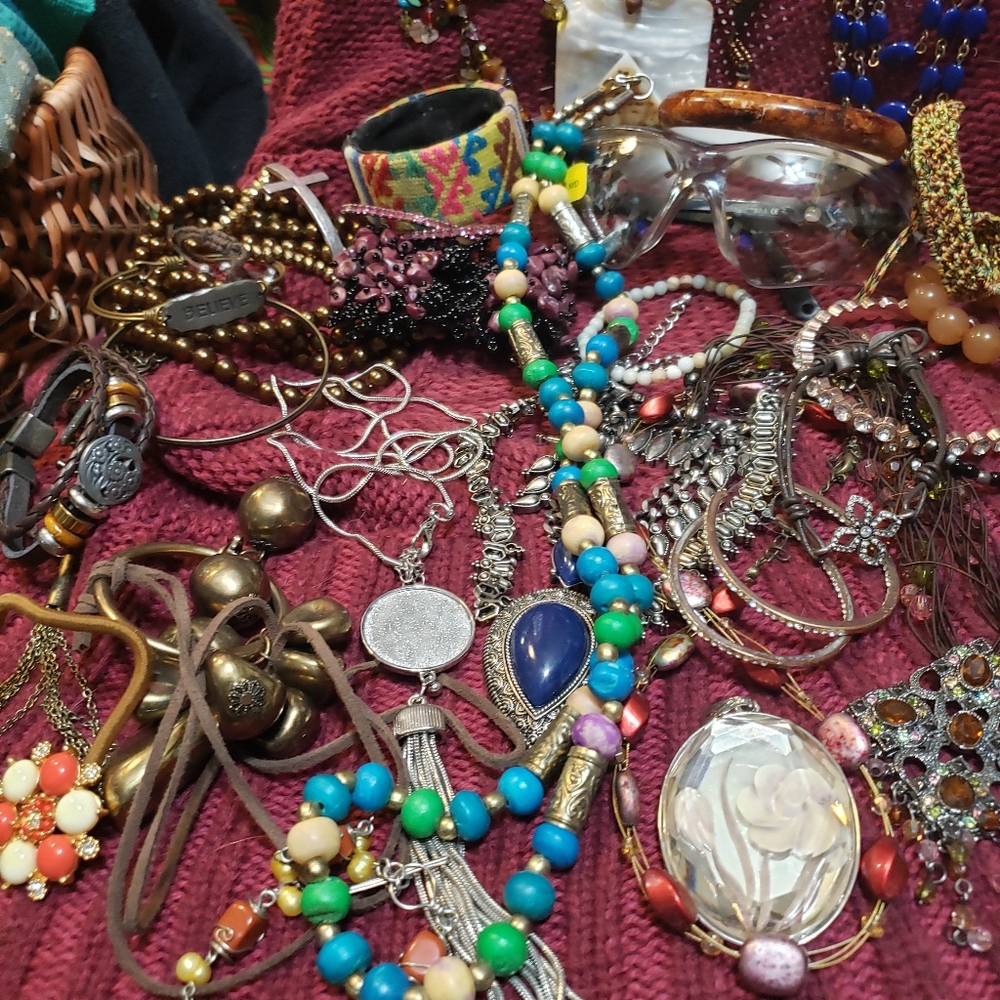 LARGE Vintage Jewelry Lot Priced To Sell!!